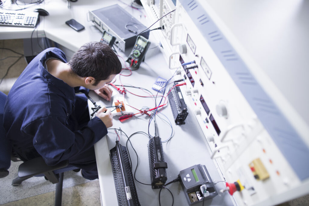 הנדסאי בקרה ואוטומציה - מעבדה